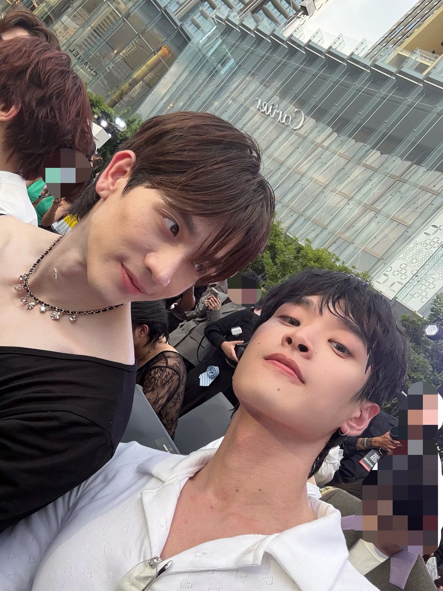 Bossptk's tweet photo. ขอบคุณทุกคนทุกคนที่มาหากันวันนี้นะค้าบบบ ฉั๋นกำลังส่องรูปและคลิปสวยๆของทุกคนอยู่ เอารูปเซลฟี่กับพี่ตงมาแลกกับค่าส่องนะ

ฝนตกอยู่ ☔️ เดินทางกลับบ้านกันปลอดภัยนะ พยายามอย่าตากฝนถ้าไม่จำเป็น เดี๋ยวจะเป็นหวัดกันเอา 🤧

NOUR AT ELLE FASHION 2026

#ELLEFASHIONXNOUR 

#NourTheSeries https://t.co/wLFvpHqUZa