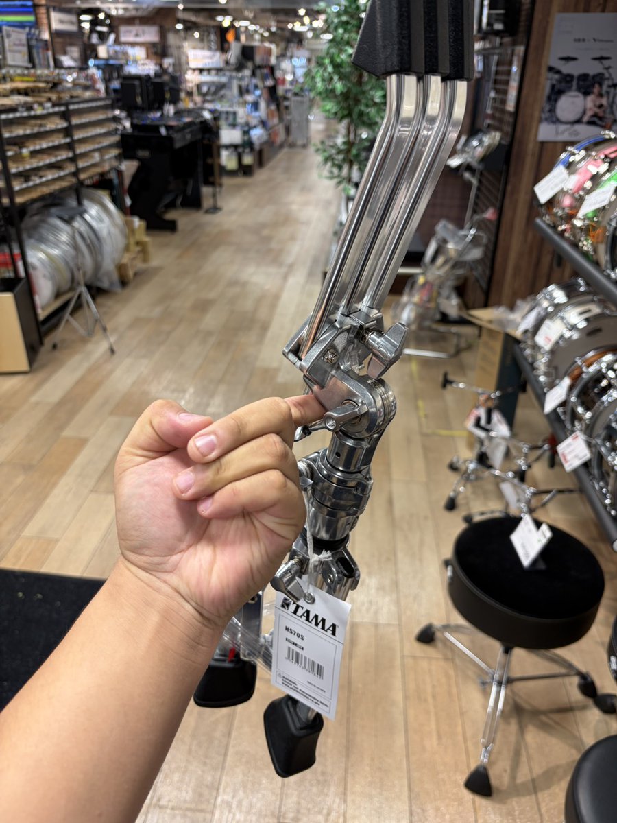 shima_ohmiya's tweet photo. 【軽すぎ】
TAMAの新作ドラムスタンド
「スパルタンシリーズ」のスネアスタンド
【HS70S】が入荷しました。
どんだけ軽いか気になるって?
はとりの指1本で持てるくらい☆
#もっと分かりやすい例えあったのでは
#TAMA https://t.co/i3HsuUPlB8