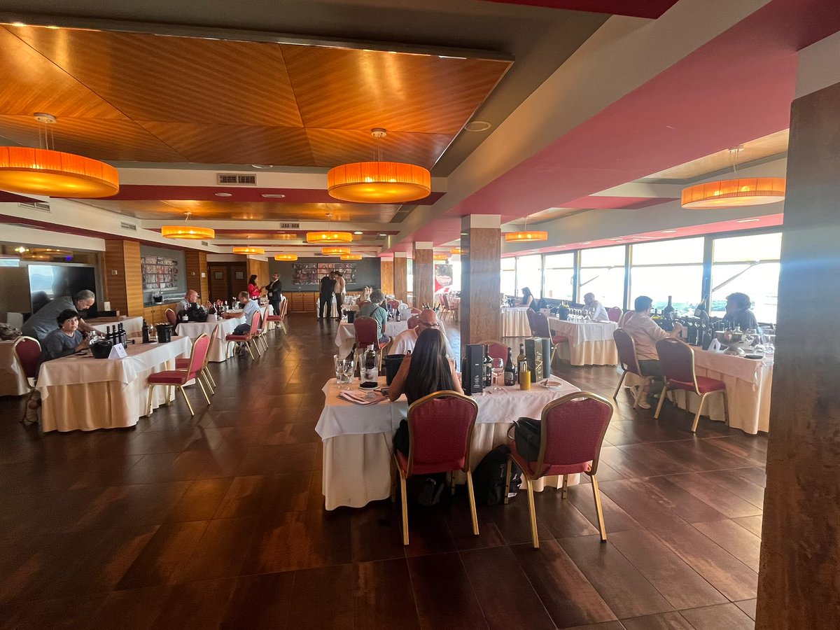 VinodeToro's tweet photo. Esta semana nos visita un grupo de importadores procedentes de Suiza para conocer mejor nuestra zona de producción, los viñedos, nuestras bodegas y los fantásticos vinos que aquí se elaboran. Será una experiencia única. Hoy, primer día de showroom. #DOToro 🇨🇭😉🍷🍷👇 https://t.co/UqxlC769iK