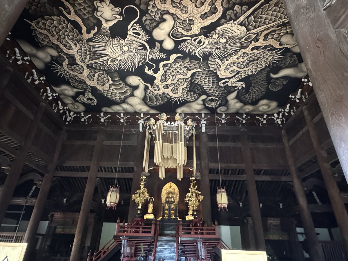 kk_ACXEL's tweet photo. 4泊5日で岐阜出張→大阪→京都っていうバカみたいなスケジュールの旅行してきました
中学に行って以来ずっと建仁寺行きたくてまた行ったけど、マジで何度見ても雷神風神も双龍図も圧巻だし、大人になってから庭園の良さに気づいた https://t.co/7lbwuzCiPY
