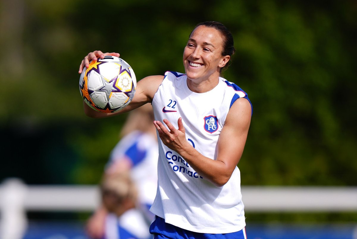 laez_11's tweet photo. 📸 Lucy Bronze at training today https://t.co/TjA9sAAgqt
