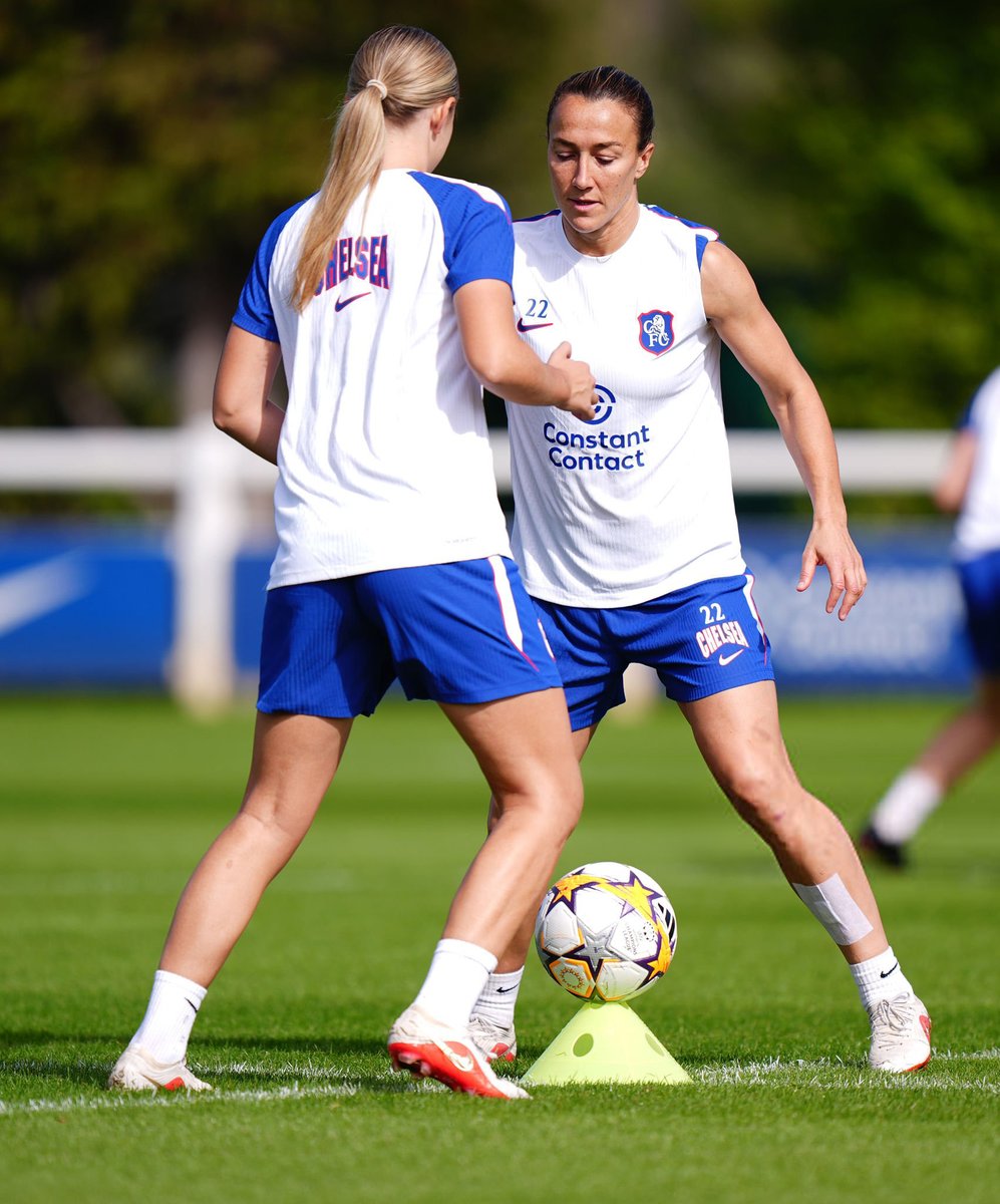 laez_11's tweet photo. 📸 Lucy Bronze at training today https://t.co/TjA9sAAgqt