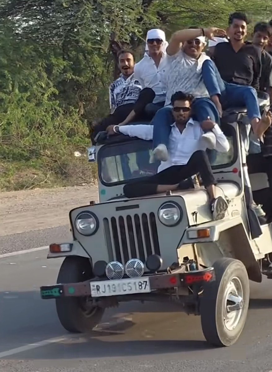 CAAnurag_'s tweet photo. 🚨 VIRAL VIDEO | ACTION NEEDED

चलती Jeep के बोनट और ऊपर बैठकर इस तरह सफर करना सिर्फ लापरवाही नहीं, बल्कि सड़क पर खुद की और दूसरों की जान को खतरे में डालना है।

वीडियो में वाहन का नंबर RJ19 C 5187 साफ दिखाई दे रहा है। 🚨

@PoliceRajasthan @CP_Jodhpur कृपया इस वाहन की पहचान और वीडियो की पूरी जांच कर संबंधित लोगों के खिलाफ कानून के अनुसार कार्रवाई करें।

ऐसे लोगों को सड़क पर खुलेआम नियमों की धज्जियाँ उड़ाने की छूट नहीं मिलनी चाहिए। पहचान कीजिए, जांच कीजिए और यदि उल्लंघन साबित हो तो सख्त कानूनी कार्रवाई कीजिए।

⚠️ Road safety is not a joke.