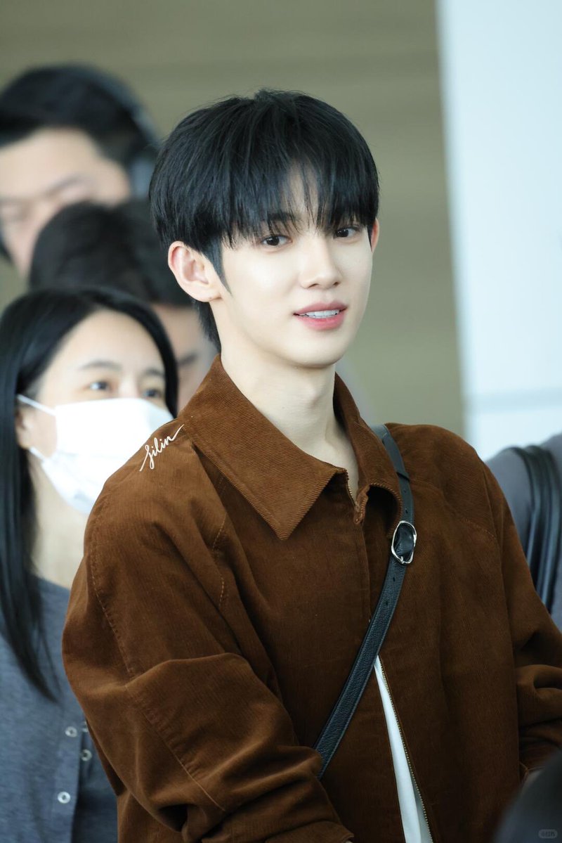 uuikitt's tweet photo. 期待朴时宇不断尝试新的方向，像风一样自由向前，每一步都遇见精彩的自己💜
앞으로도 새로운 것들을 마음껏 시도하면서 바람처럼 자유롭게 나아가길 바라요. 그 모든 순간마다 더 멋진 박시우를 만나길 기대할게요💜

#PARKSIWOOINMILAN
#PARKSIWOO
#박시우 https://t.co/R0SqJCG2US
