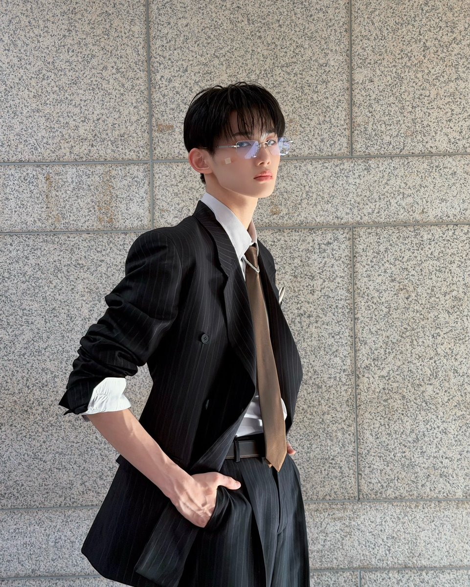 yondachii's tweet photo. he’s never had to open Outlook in his life https://t.co/mD0wrNPtwz