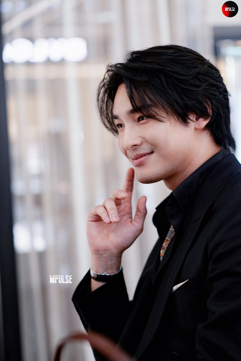 mpulsemileapost's tweet photo. 𝟐𝟎𝟐𝟔𝟎𝟗𝟐𝟐
😍💛✨⌚
With Piaget
#BangkokWatchWeek2026xAPO 
#ApoNattawin 
@Nnattawin1 https://t.co/pA97ppjwoW