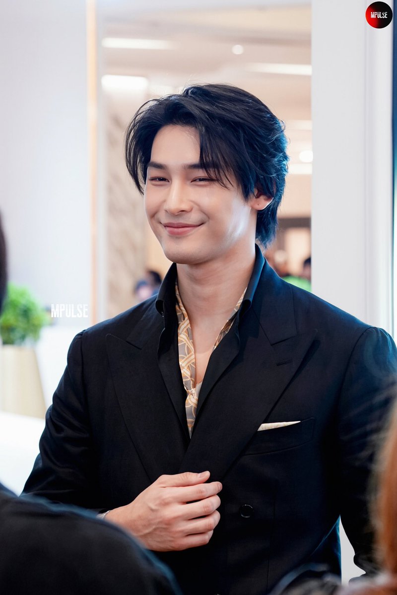 mpulsemileapost's tweet photo. 𝟐𝟎𝟐𝟔𝟎𝟗𝟐𝟐
😍💛✨⌚
With Piaget
#BangkokWatchWeek2026xAPO 
#ApoNattawin 
@Nnattawin1 https://t.co/pA97ppjwoW