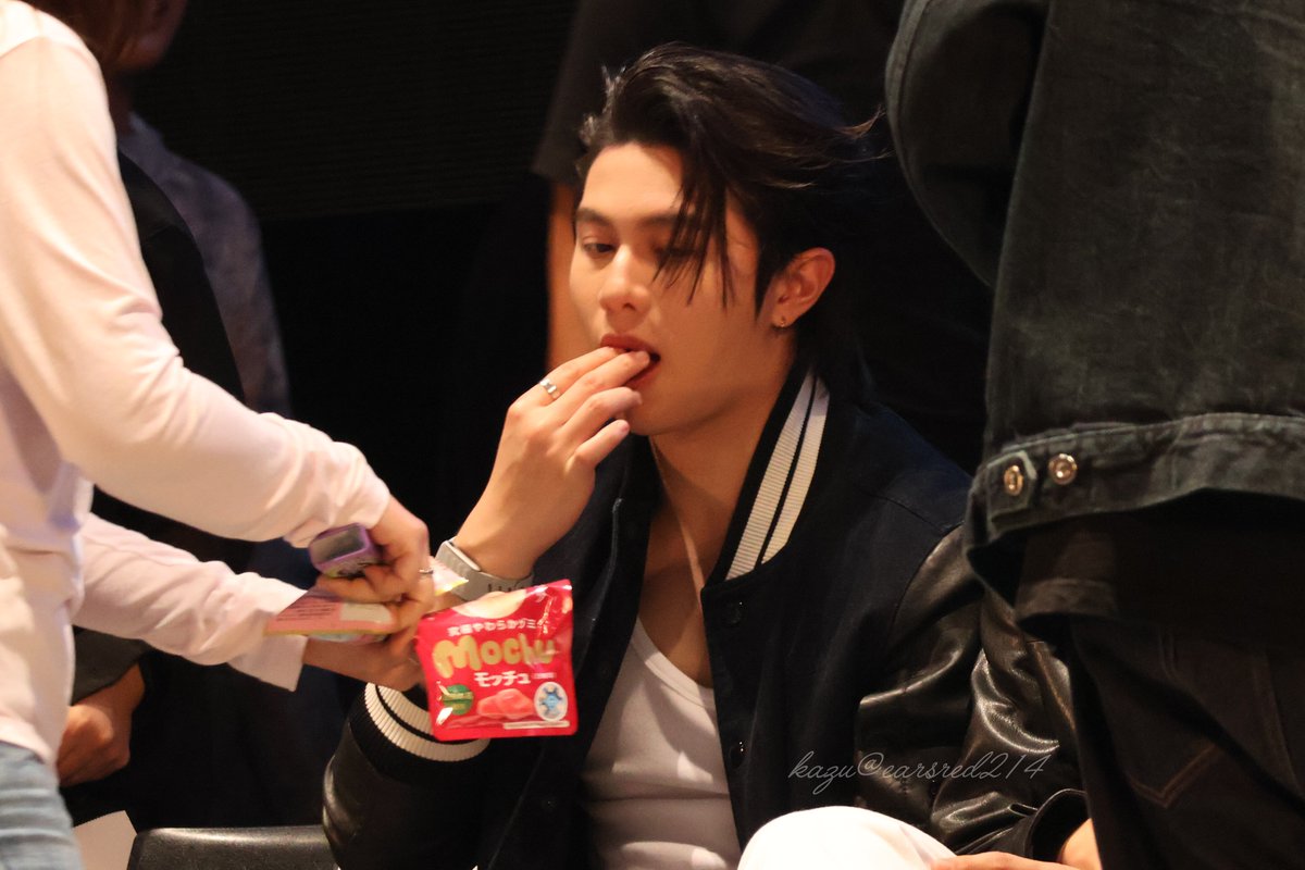 earsred214's tweet photo. すっごい見てるし(お菓子)
食べ方wwwwwwwww

#LYKNDuskAndDawnWorldTour2026
#LYKNDuskAndDawnxOsakaD2
#williamjkp https://t.co/Hm5pAz0QNM