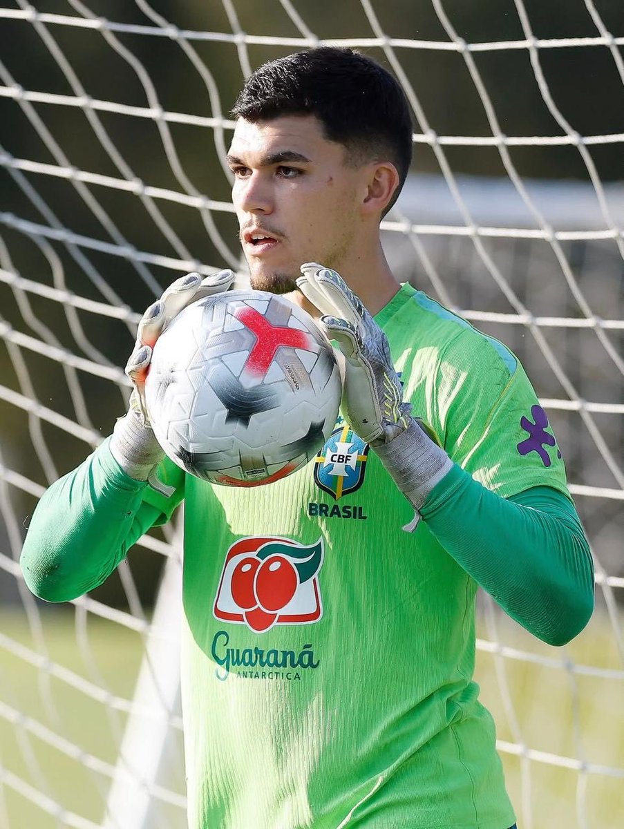 COXAnautas's tweet photo. O COMEÇO DE UMA HISTÓRIA 🇧🇷💚

Pedro Morisco começou, na segunda-feira (21), a escrever sua história com a camisa da Seleção Brasileira. O goleiro se apresentou em Brisbane, na Austrália, onde o grupo se reuniu para os amistosos contra Austrália e Índia.

Morisco foi o primeiro goleiro a se apresentar e, ontem, já realizou trabalhos específicos com Taffarel, preparador de goleiros da Seleção.

É só o começo, Piá do Couto. Voa! Estamos na torcida por você. 🧤💚