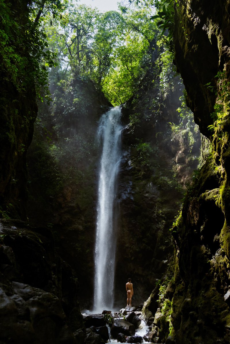 BrayanFotografo's tweet photo. Agua, piel y libertad. 🌿💧
@goodboyguate
#DesnudoArtistico #NudeArt #ArtisticNude #EroticArt #SensualPhotography #SensualArt #MaleNude #MalePhotography #BodyArt #FineArtPhotography #OutdoorNude #WaterfallPhotography #CowboyStyle #WesternArt #PhotographyArt https://t.co/Q2v0c19mg6