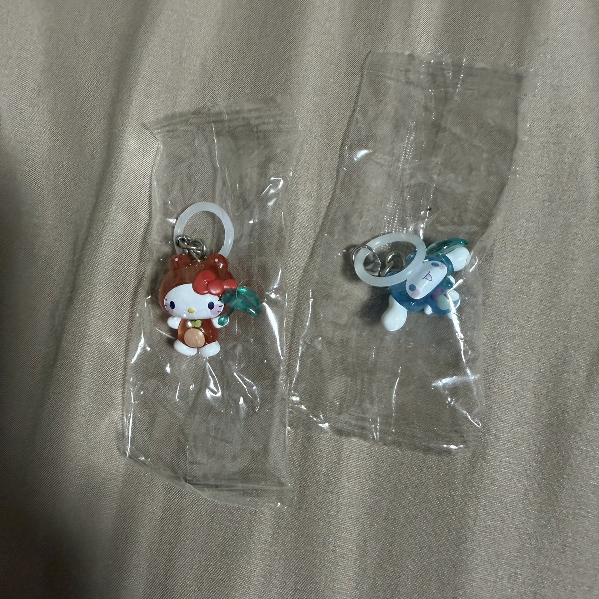 _trhk_ss2's tweet photo. 【交換】めじるしアクセサリー 
サンリオ けろろ ケロケロ パーティ

【譲】キティ 
        シナモン

【求】 ポムポムプリン

難しいとは思いますが
お心あたりのある方気軽にお声がけください

#サンリオ https://t.co/h6COik14Qv