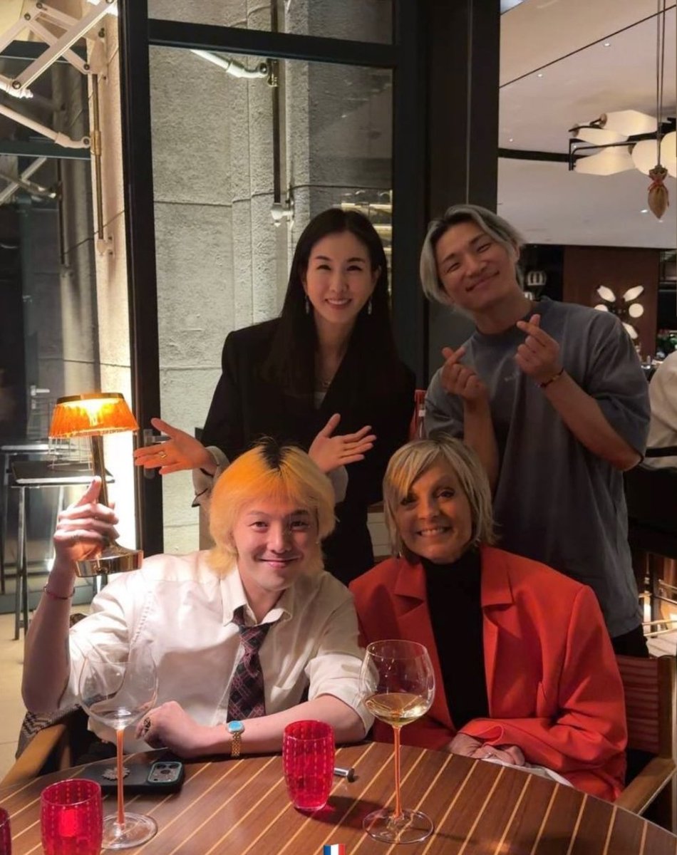 WhiteTamar1's tweet photo. Wait a minute, both ladies in lomi pic look the same. So, GD having dinner with Hélène Mercier in Paris 😮 ?
#GDRAGON https://t.co/UHYmB79JuV