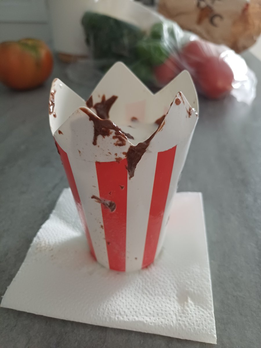 rociogaguilera's tweet photo. @KFC_ES Hola, así ha llegado el pedido. Creo que se debe cambiar el envase de los helados ya, siempre viene todo derramado y la bolsa rota. Ni siquiera han cerrado el envase...

@KFC_ES https://t.co/uFOrHV6CkI