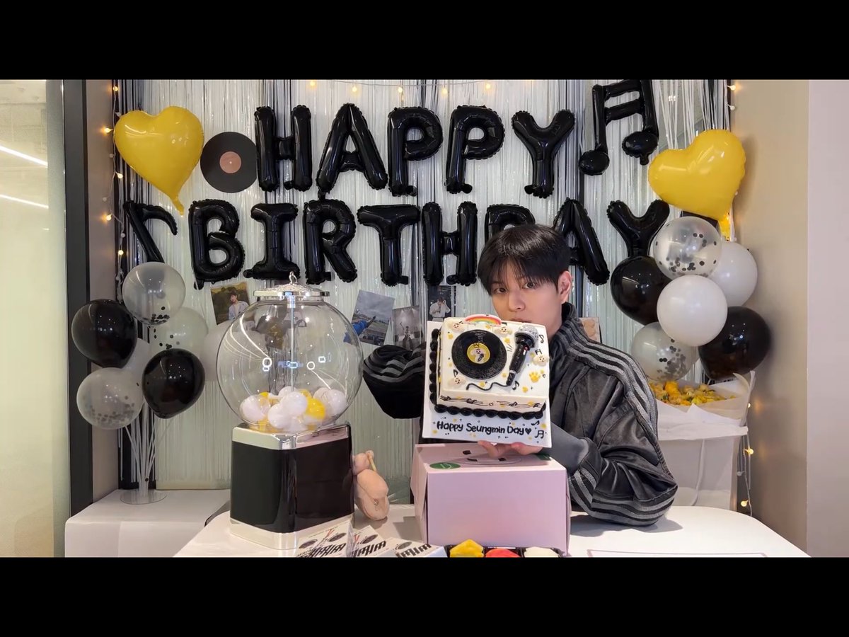 minire__'s tweet photo. センイルライブ可愛かった🐶🎂 https://t.co/hzXgfT0YEj