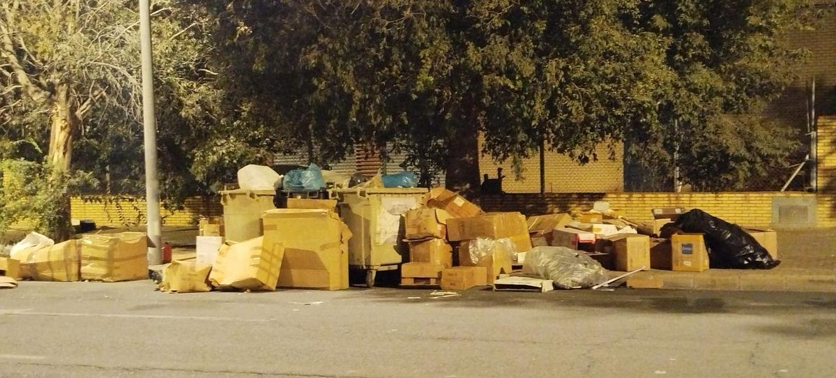 Sevillasucia's tweet photo. Me manda un trabajador del Polígono Aeropuerto esta foto donde pasan días sin recoger la basura.

Estará ahí escondido @jlsanzalcalde ?? https://t.co/9tfnPUPOo4
