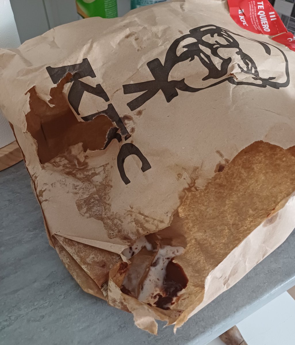 rociogaguilera's tweet photo. @KFC_ES Hola, así ha llegado el pedido. Creo que se debe cambiar el envase de los helados ya, siempre viene todo derramado y la bolsa rota. Ni siquiera han cerrado el envase...

@KFC_ES https://t.co/uFOrHV6CkI