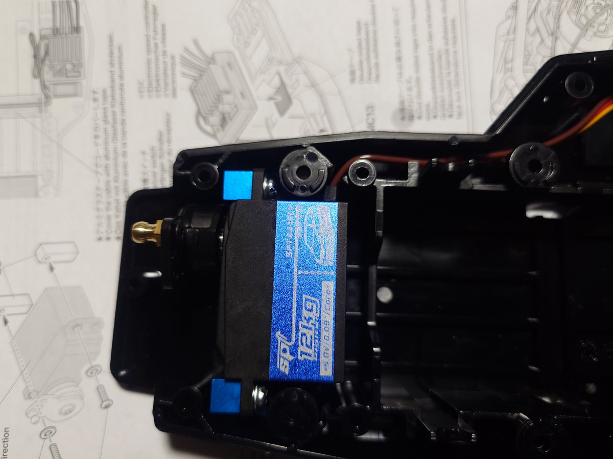 ccb417_p's tweet photo. タミヤDT-04で、ロープロサーボが取り付けできない（配線がキツイ）問題。
AIに聞いてもきちんとした答えが出なかったのですが、一応私はこうしました。
サーボ下側になる耳を切って、L型のDT-02用サーボマウントを前後逆に取り付けて、短いほうのサーボホーンを穴を拡大させて取り付けました。 https://t.co/iI1gAO7dCT