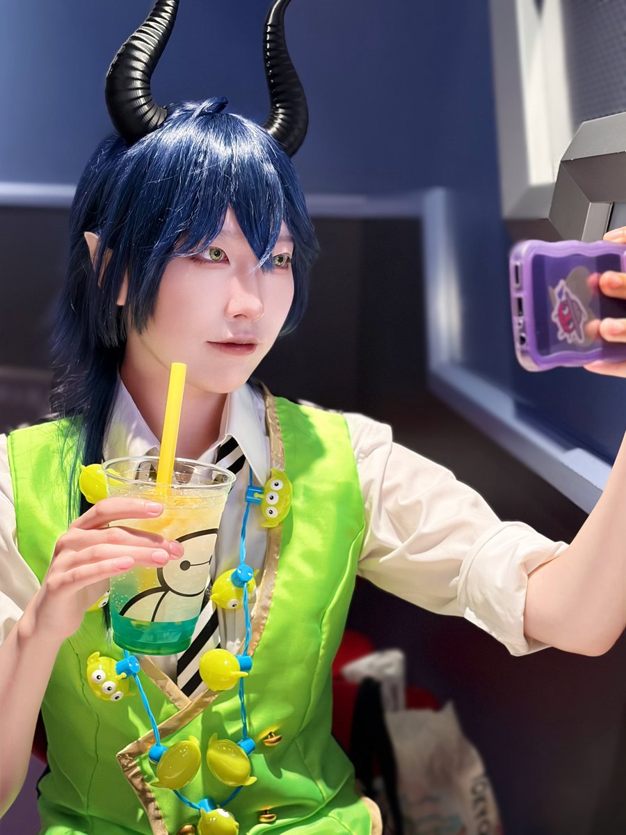 dear_moon_vii's tweet photo. ⚠︎cosplay

🦇の飲み物で勝手に自撮りする🐉 https://t.co/O5Xe41lyZD