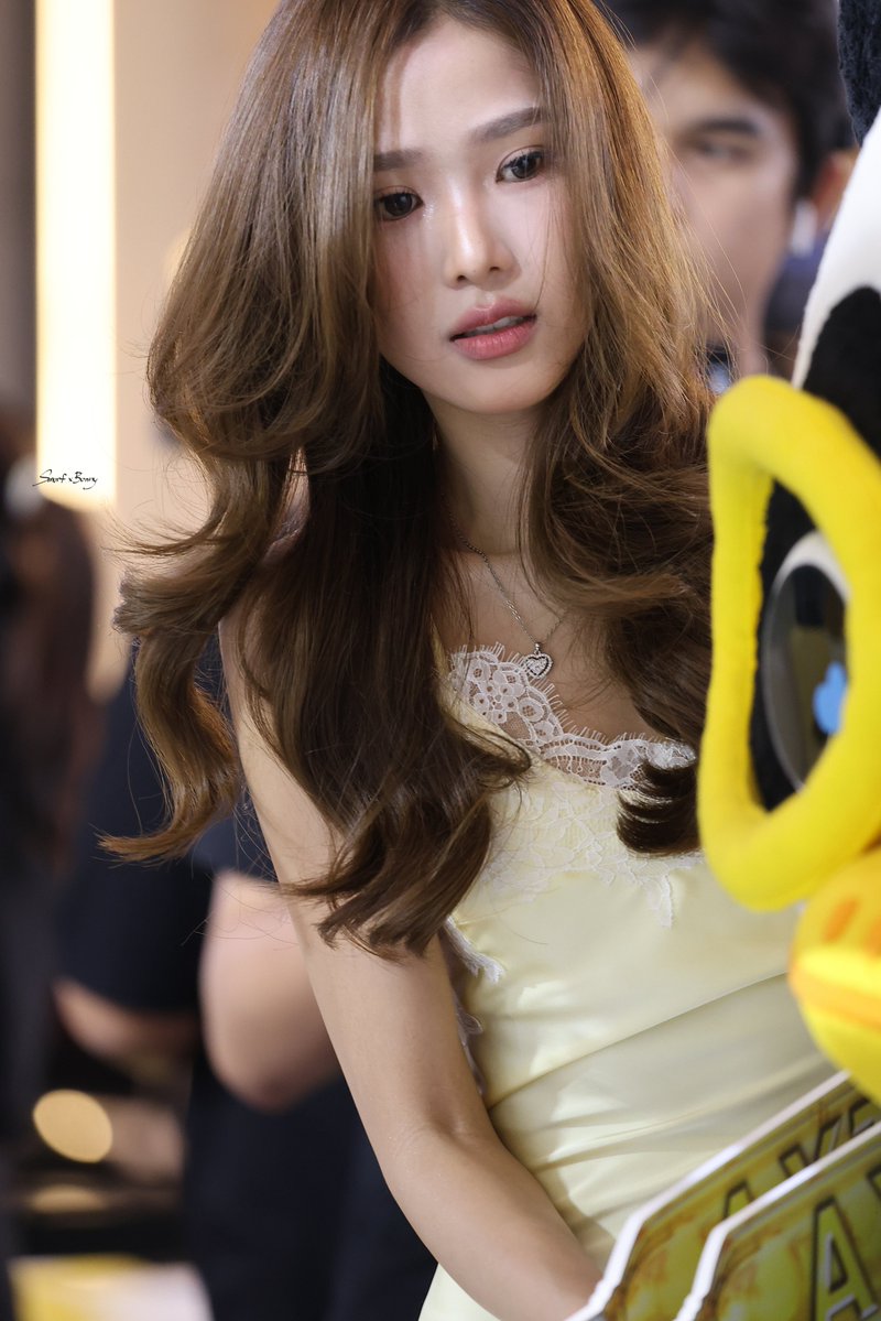 SmurfxBunny's tweet photo. ชอบรูปเซตนี้มาก คือน้องฟิล์มแบบตะลึงอะ สวยแบบแทบหยุดหายใจแต่ใจเต้นแรงมาก คนอะไรสวยได้ขนาดนี้ มาดามรชาตัวแม่ตัวตึง😍☺️❤️‍🩹

FILMLUNAR AT GARNIER LAB 
#GarnierClinicalLabxFilmLunar 
#filmracha https://t.co/KLsfdnoajk
