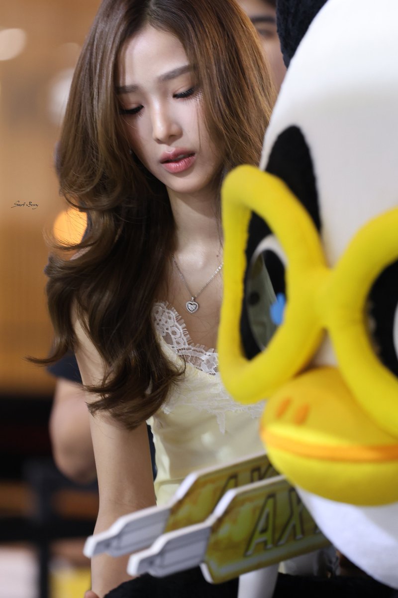 SmurfxBunny's tweet photo. ชอบรูปเซตนี้มาก คือน้องฟิล์มแบบตะลึงอะ สวยแบบแทบหยุดหายใจแต่ใจเต้นแรงมาก คนอะไรสวยได้ขนาดนี้ มาดามรชาตัวแม่ตัวตึง😍☺️❤️‍🩹

FILMLUNAR AT GARNIER LAB 
#GarnierClinicalLabxFilmLunar 
#filmracha https://t.co/KLsfdnoajk