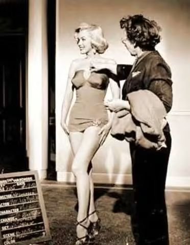 Clubpassionmar2's tweet photo. Bonne journée de mardi.
Have a sweet Tuesday.

#marilyn #marilynmonroe #clubpassionmarilyn #HTMM #CommentEpouserUnMillionnaire #howtomarryamillionaire #essaiscostumes #wardrobetests #poladebevoise https://t.co/KpkT6S5InE