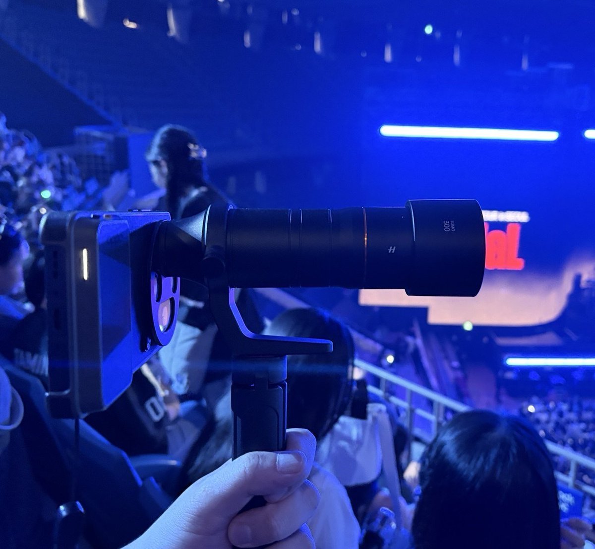 RAMAE101's tweet photo. @homa0718 안녕하세요. 국내 미발매 폰인 oppo find x 9 ultra에 공식 악세사리인 300mm 망원렌즈 장착하고 미니삼각재 연결해서 300mm-600mm에 조리개값만 조명따라 수정했습니다. https://t.co/3aKN3SPsqW