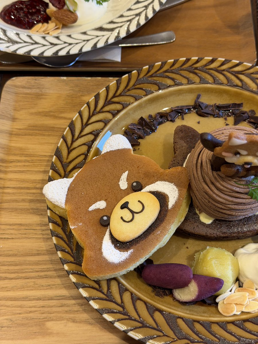 PancakesToshi's tweet photo. 目黒区碑文谷『henteco森の洋菓子店』さん

9/4〜期間限定
「レッサーパンダパンケーキ」

実は一つ前の投稿と、こちらのバージョンも食べてました😄おじさん一人で2個食い😁

レッサーパンダ型のチョコ生地とプレーン生地を使い、レッサーパンダの威嚇クッキーを【乗せる】か【サンドする】か、味は【季節限定】【チョコバナナ】【モンブラン】の三種類から選べます

写真のは、【乗せる】＋【季節限定】です😄

季節限定は、お芋とチョコレートのモンブラン、お芋のアイス、スライスアーモンド等が添えられています🍠🍫

こちらはチョコモンブランの上に乗ってるバージョン😠笑。そういえば、昔レッサーパンダの風太くんが立つというのが話題になりましたね☺️

可愛いだけではなく、お味も考えられていてスーパーでした😋

気になった方は是非レッサーパンダに会いに行ってみてください😄🥞

ちなみに動物クッキーを1つ追加もできます😸🐼🐻

所在地:東京都目黒区碑文谷4-15-17 1F
営業時間:11:30〜19:00
定休日:月、火
最寄り駅:
都立大学駅、学芸大学駅、共に徒歩約12分