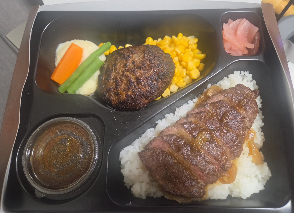 ko_chan20413's tweet photo. #キムタク
 #ミート矢澤

今日初めてお弁当食べました！
購入したお店は五反田本店。4000円ほどのコンボ弁当。
ステーキは甘く柔らかく、ハンバーグはとてもジューシーで添え物は主張をせず。 https://t.co/jt74yBgZl0