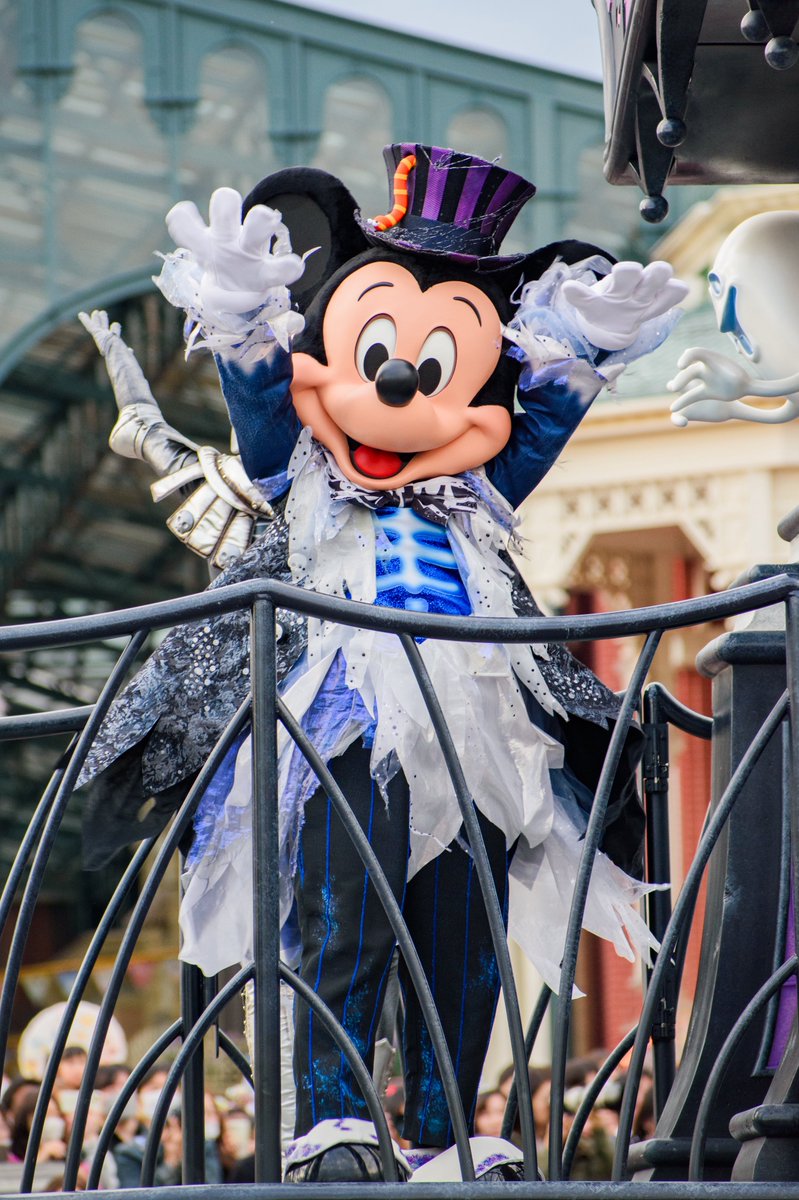 MythicaMinnie's tweet photo. 今年も色々とハロウィーン盛り上がってますね。僕はとてもスプーキー"Boo!"パレードがみたいです。
年々セリフや演出が変わってストーリーが進んでいくの本当に楽しくて仕方がなかった😵‍💫綺麗なラストを見せてくれたので再演しろ‼️とは言わないし言えないけどまたこういう面白い🎃パレやってほしい🥹 https://t.co/keNd3EI2Fv