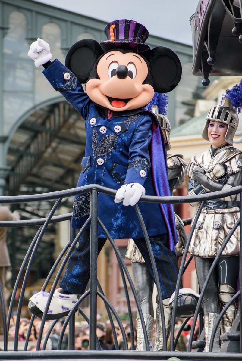 MythicaMinnie's tweet photo. 今年も色々とハロウィーン盛り上がってますね。僕はとてもスプーキー"Boo!"パレードがみたいです。
年々セリフや演出が変わってストーリーが進んでいくの本当に楽しくて仕方がなかった😵‍💫綺麗なラストを見せてくれたので再演しろ‼️とは言わないし言えないけどまたこういう面白い🎃パレやってほしい🥹 https://t.co/keNd3EI2Fv