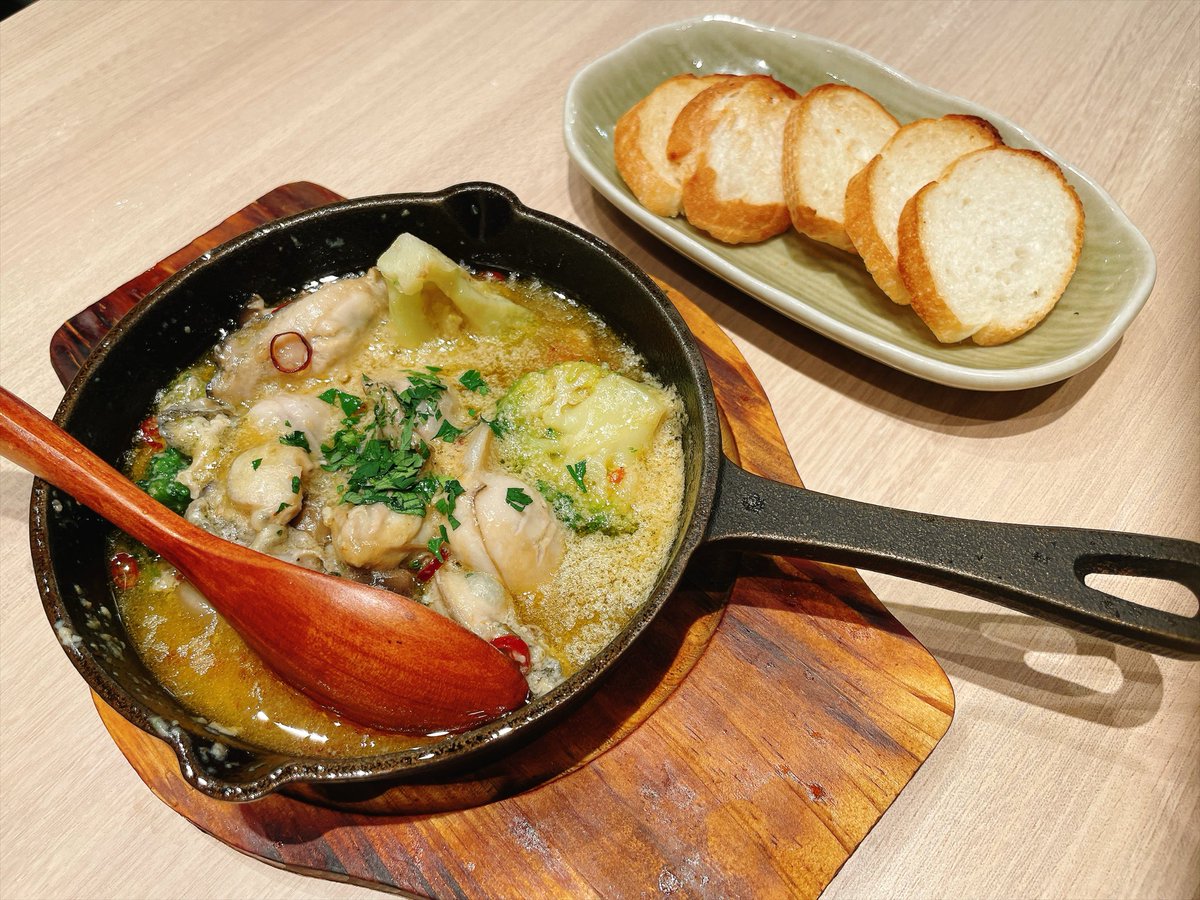 Livlymsy's tweet photo. 牡蠣食いに来たけど台風のせいで個数制限あって満足できんかった、台風許すまじ😡 https://t.co/jbHxyM2MPc