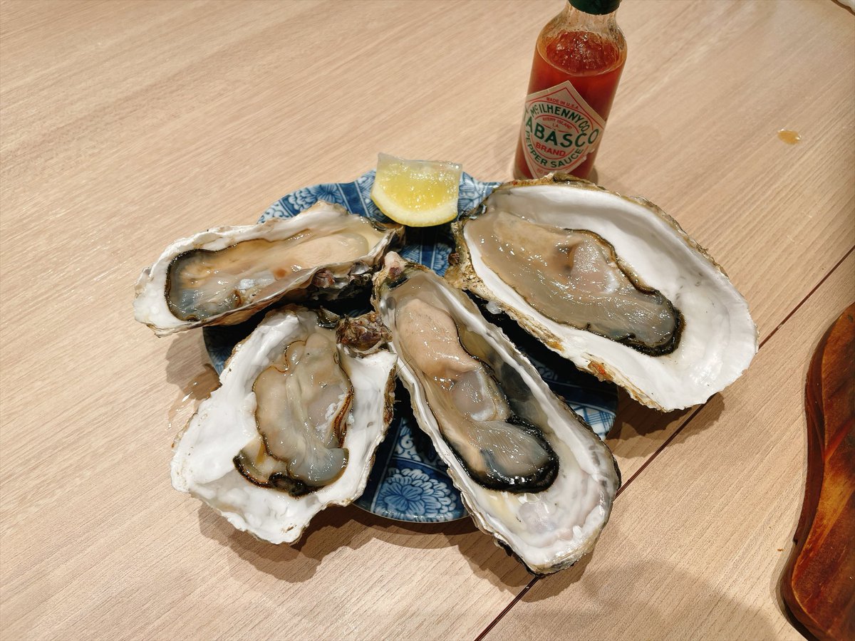 Livlymsy's tweet photo. 牡蠣食いに来たけど台風のせいで個数制限あって満足できんかった、台風許すまじ😡 https://t.co/jbHxyM2MPc