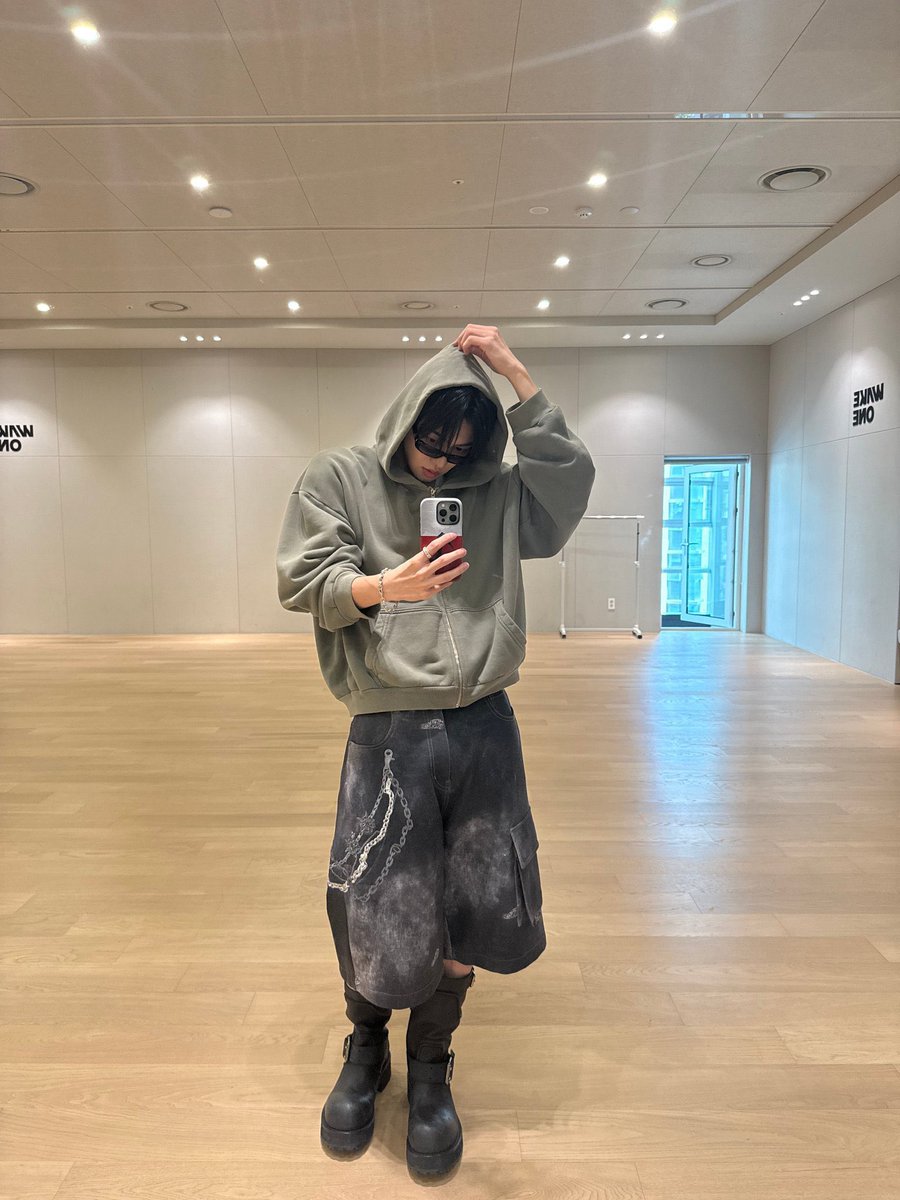 nangmanzzz's tweet photo. outfit seratus juta rupiah++ leo hari ini:

BALENCIAGA Boots $2,090
Chrome Hearts tank top $1,632
Chrome Hearts glasses $2,230
WE11DONE jeans $525
SKYLRK hoodie $160 https://t.co/bEtXyEcBIJ