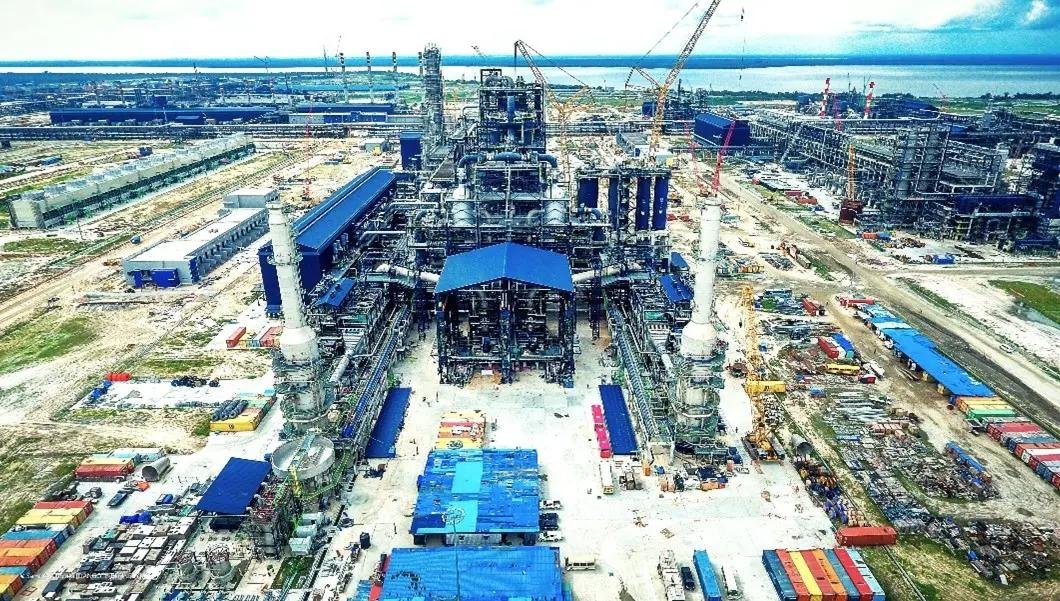 DDNewslive's tweet photo. India’s engineering expertise goes global! 🇮🇳

Engineers India Limited (EIL) has signed a contract worth over $450 million with Nigeria’s Dangote Group to serve as PMC & EPCM consultant for a 700,000 BPD greenfield refinery & petrochemical complex in Kenya.

The project aims to strengthen East Africa’s energy security, boost fuel production and reduce import dependence.

@tapasjournalist @EngineersIND