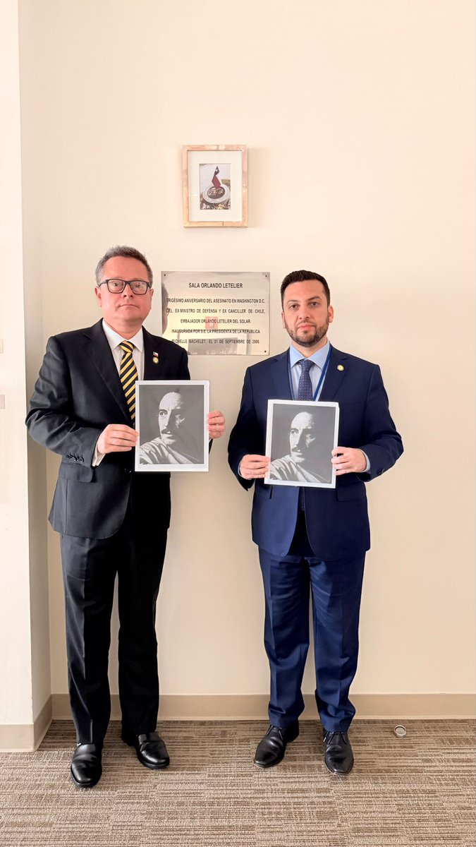 alvaroortizv's tweet photo. Desde Nueva York, junto al presidente del PPD, diputado @Raul_Soto1, rendimos un sentido homenaje al excanciller Orlando Letelier, asesinado hace 50 años. Un gesto republicano de memoria y reflexión que, lamentablemente, ayer no se realizó en la Cámara. https://t.co/hQipQ6aarF