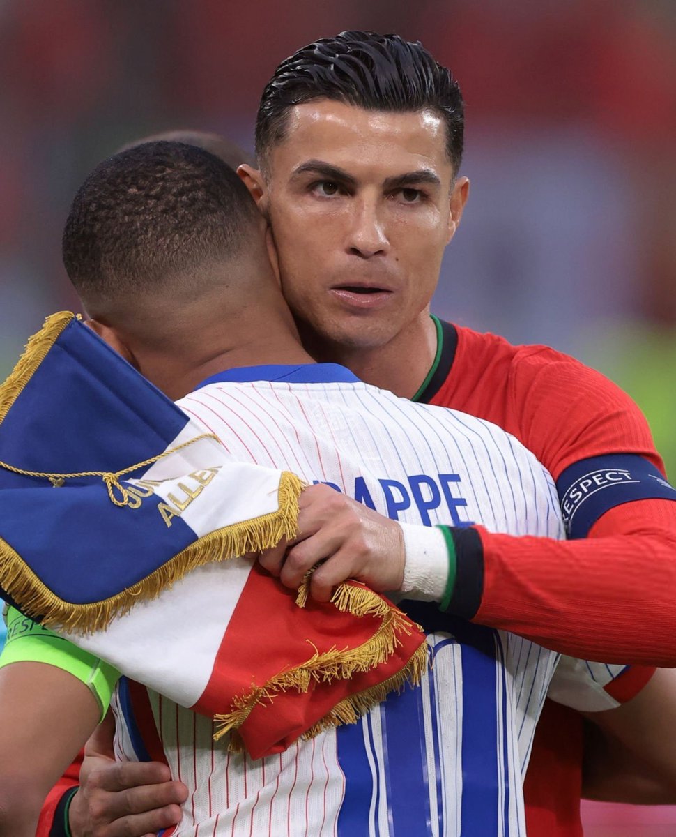 MadridPlusAR's tweet photo. 🚨 كيليان مبابي: "كريستيانو رونالدو كان قدوتي، والآن أصبح صديقي.

أحب قضاء الوقت معه، فهو يقدم لي النصائح ويدعمني. 

كريستيانو يعرف أنني سأظل دائماً داعماً له." @TheAthleticFC https://t.co/yEBBb5CF70