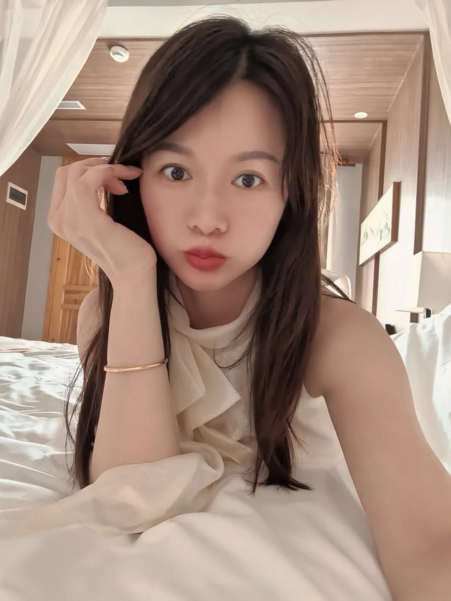 ccomelenui's tweet photo. 其实两个人快乐舒服就行 毕竟大家对婚姻比较抵触  不影响家庭  我觉得没什么错 https://t.co/zwot32PIng