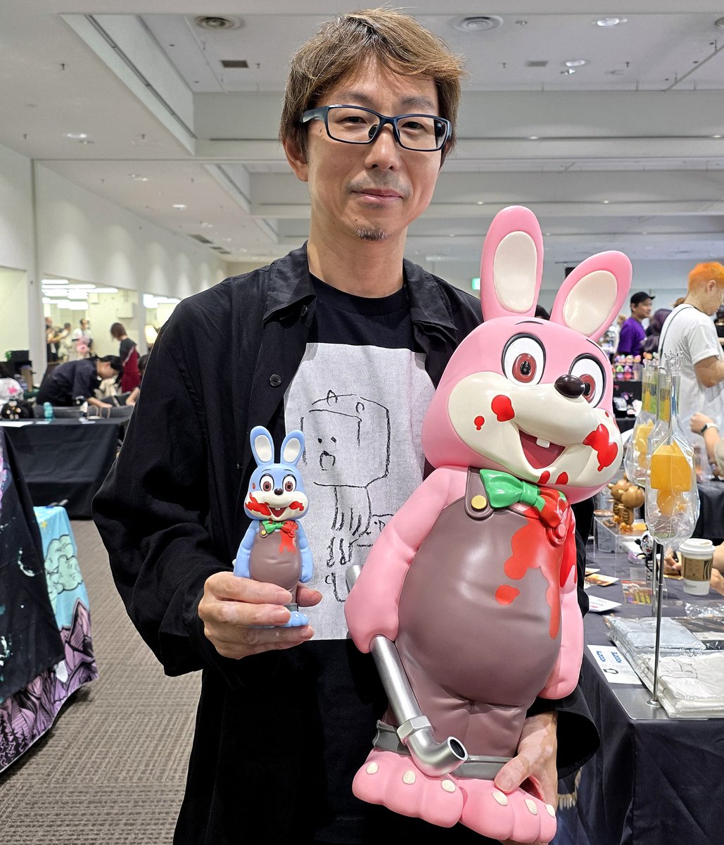 Gecco_Corp's tweet photo. 本日開催された「ソフコン VOL.10 OSAKA」にてSILENT HILL 3 ロ��ー・ザ・ラビットのソフビ貯金箱を展示しました。

特大サイズと手のひらサイズの2種、それぞれ4色のバリエーションで展開します。

続報にご期待ください！

#SILENTHILL #サイレントヒル #ソフコン #sofuvicon #Gecco https://t.co/nxaXTV9WJM