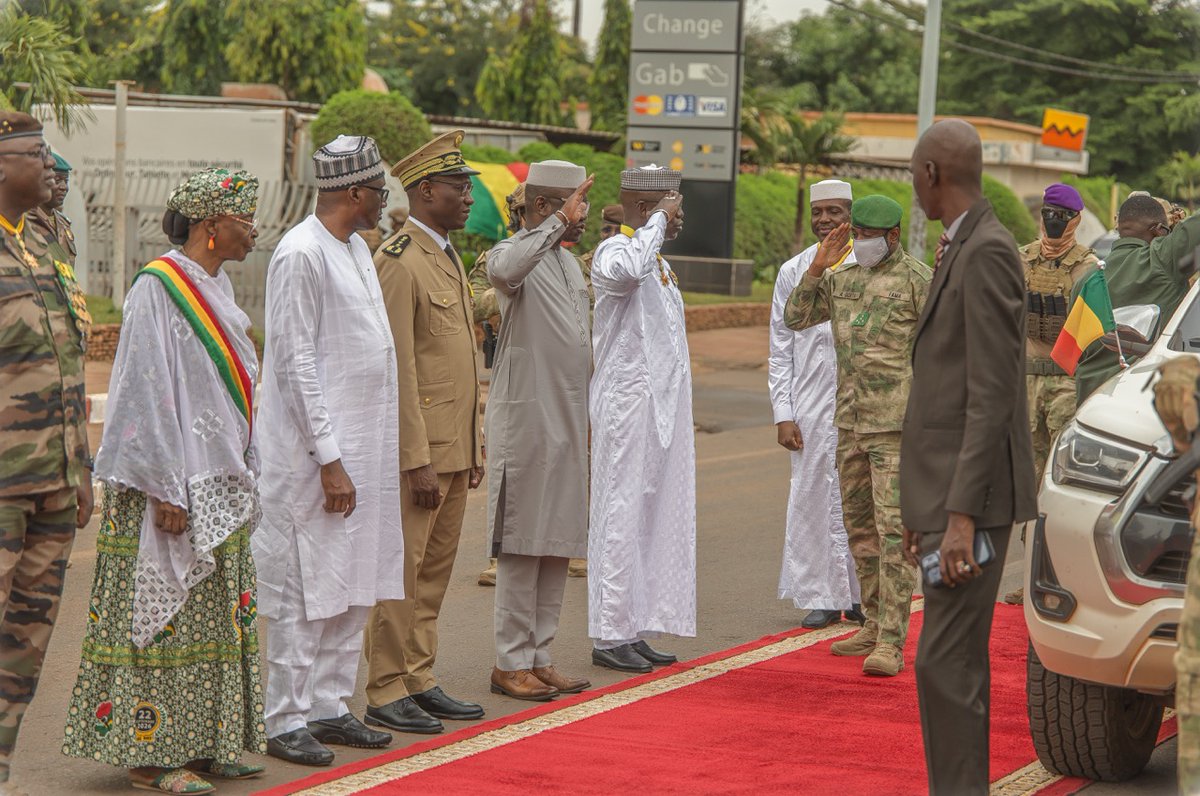 PresidenceMali's tweet photo. À l'occasion du 66ᵉ anniversaire de l'accession du Mali à l'indépendance, le Chef de l'État a présidé, ce mardi 22 septembre 2026, la traditionnelle cérémonie de dépôt de gerbe au Boulevard de l'Indépendance, rendant hommage aux martyrs de la souveraineté nationale. https://t.co/ij1ZBwY4Rp