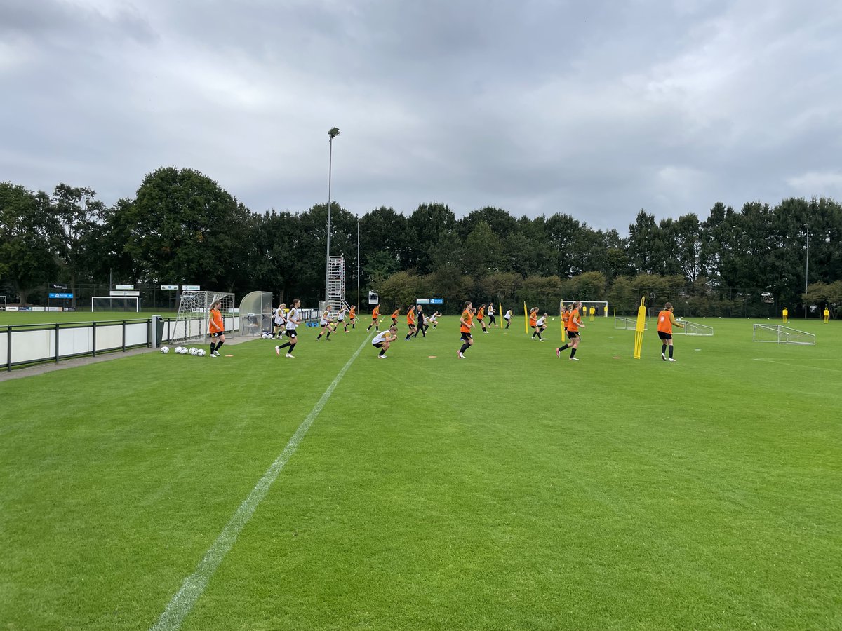 FletcherFootbal's tweet photo. Deze dagen zijn de @oranjevrouwen 𝐌𝐎𝟏𝟔 en 𝐌𝐎𝟏𝟕 te gast bij Fletcher 𝐌𝐢𝐥𝐥 en 𝐖𝐚𝐠𝐞𝐧𝐢𝐧𝐠𝐞𝐧 🟠 🇳🇱

Wij danken de teams voor hun komst en wensen ze een fijn verblijf 💪

#KNVB #Nederlandselftal #Nederland #MO16 #MO17  #vrouwenvoetbal #oranjeleeuwinnen #voetbal https://t.co/7kR8XZi1mY