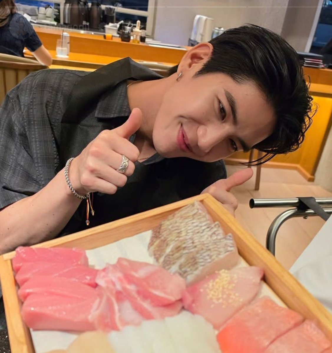 tannsbe7ry's tweet photo. sea eating with mae godji so cutee 🥺

#sea_tawinan https://t.co/oFCcLttzWG