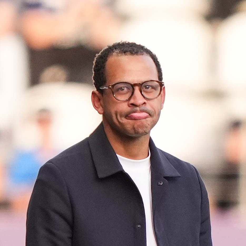 ActuL1_'s tweet photo. 🚨🚨 « 𝗬𝗢𝗨 𝗔𝗥𝗘 𝗖𝗥𝗔𝗭𝗬 𝗠𝗬 𝗙𝗥𝗜𝗘𝗡𝗗 ! » : DIMITRI LIÉNARD 🇫🇷 ALLUME LIAM ROSENIOR 🏴󠁧󠁢󠁥󠁮󠁧󠁿 !!! 😤🤬

Agacé par le chambrage de l'Anglais devant le parcage, l'ancien capitaine de Strasbourg a vidé son sac :

« Il pensait quoi ? QU'ON ALLAIT LUI FAIRE UNE STATUE ? Lui ouvrir une bouteille de champagne ? Mais YOU ARE CRAZY MY FRIEND ! 🥂🍾

Tu pars à Chelsea en pleine saison, tu prends Mamadou Sarr pour lui donner 90 minutes... ET TU VIENS NOUS FAIRE LA MORALE ? 🤡

Si les coachs se mettent à jouer les kékés... SOIS UN PEU PLUS HUMBLE, AIE UN PEU PLUS DE CLASSE ! » 🤐

(@LECLUBRACING)