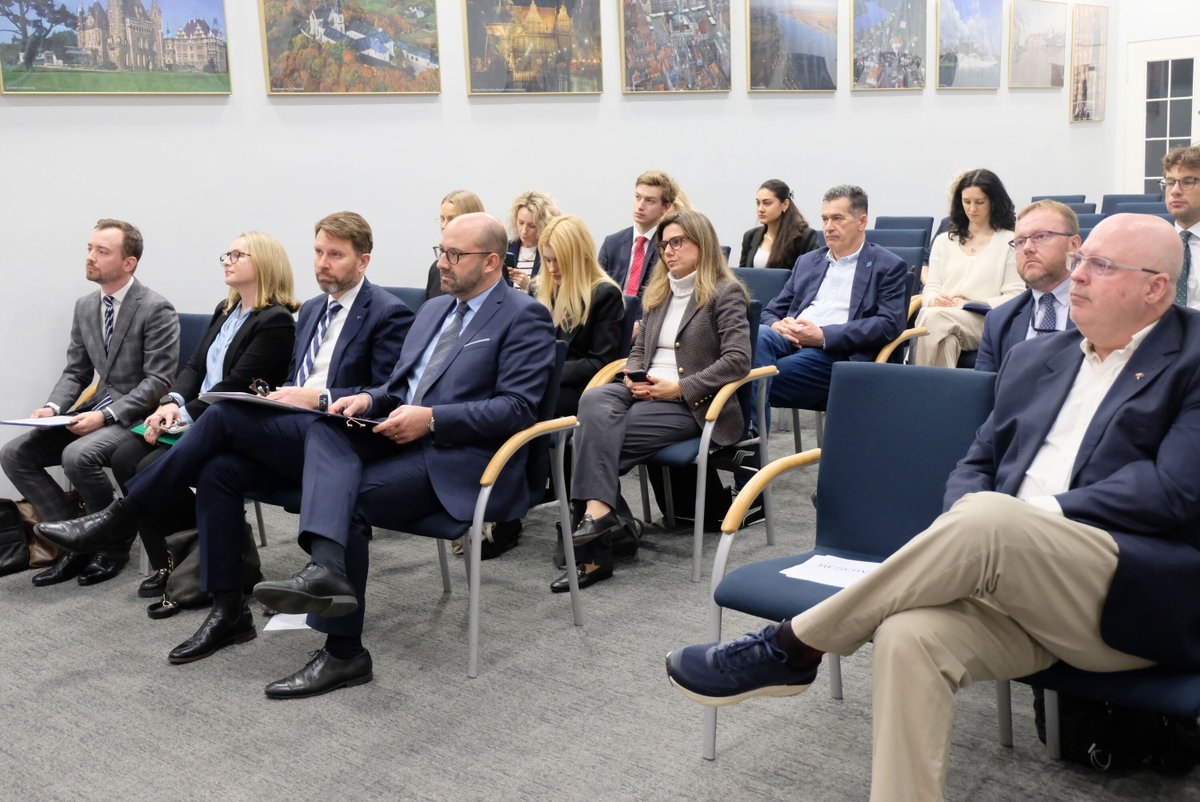 PAIH_pl's tweet photo. 🇵🇱🤝🇦🇺 Wolny handel, zniesienie barier celnych, surowce krytyczne i brama do Indo-Pacyfiku🦘📈 Zbliża się zakończenie negocjacji umowy o wolnym handlu (FTA) pomiędzy UE a Australią. Za nami lunch biznesowy poświęcony nowym perspektywom gospodarczym. https://t.co/URDGExjxVx
