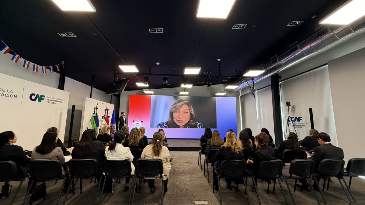 minmujerpy's tweet photo. Impulsan diálogo interinstitucional para fortalecer la inclusión laboral y el emprendimiento de las mujeres 🇵🇾🙋‍♀️

El Ministerio de la Mujer, junto con la Comisión Interamericana de Mujeres (CIM/OEA), y con el apoyo del Gobierno de Francia y de CAF, realiza el Taller Interinstitucional sobre la Ley Modelo sobre Inclusión Laboral y Fomento del Emprendimiento y Empresarialidad de las Mujeres. 

La apertura contó con la participación de la ministra de la Mujer y vicepresidenta de la CIM, Alicia Pomata Gunsett; la Embajadora Ana Baiardi, Gerenta de Género, Inclusión y Diversidad de CAF; y Alejandra Mora Mora, Secretaria Ejecutiva de la Comisión Interamericana de Mujeres de la OEA, quien acompaño el encuentro a distancia. 

El taller busca generar un espacio participativo y multisectorial de diálogo, análisis y construcción de propuestas, con el objetivo de contextualizar la Ley Modelo a la realidad paraguaya e identificar brechas, capacidades institucionales y herramientas para fortalecer los derechos económicos de las mujeres. 

#GobiernoDelParaguay