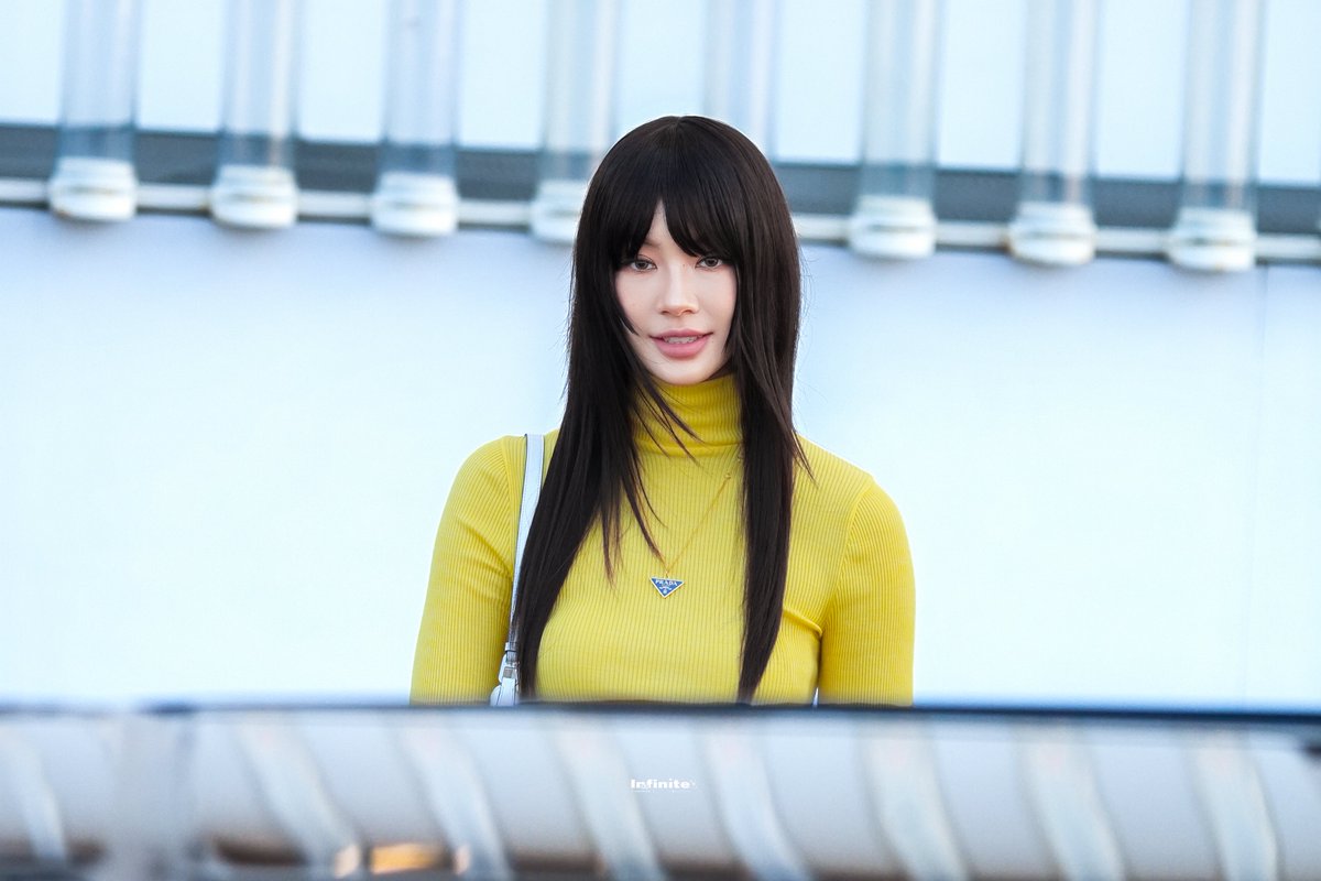 Infinite71714's tweet photo. They all call her Mommy.🥵🥵🥵

NAMTAN BA PRADA SS27
#PradaSS27xNamtan
#PradaSS27  #Prada 
#NamtanTipnaree https://t.co/Ii1omO7XaK