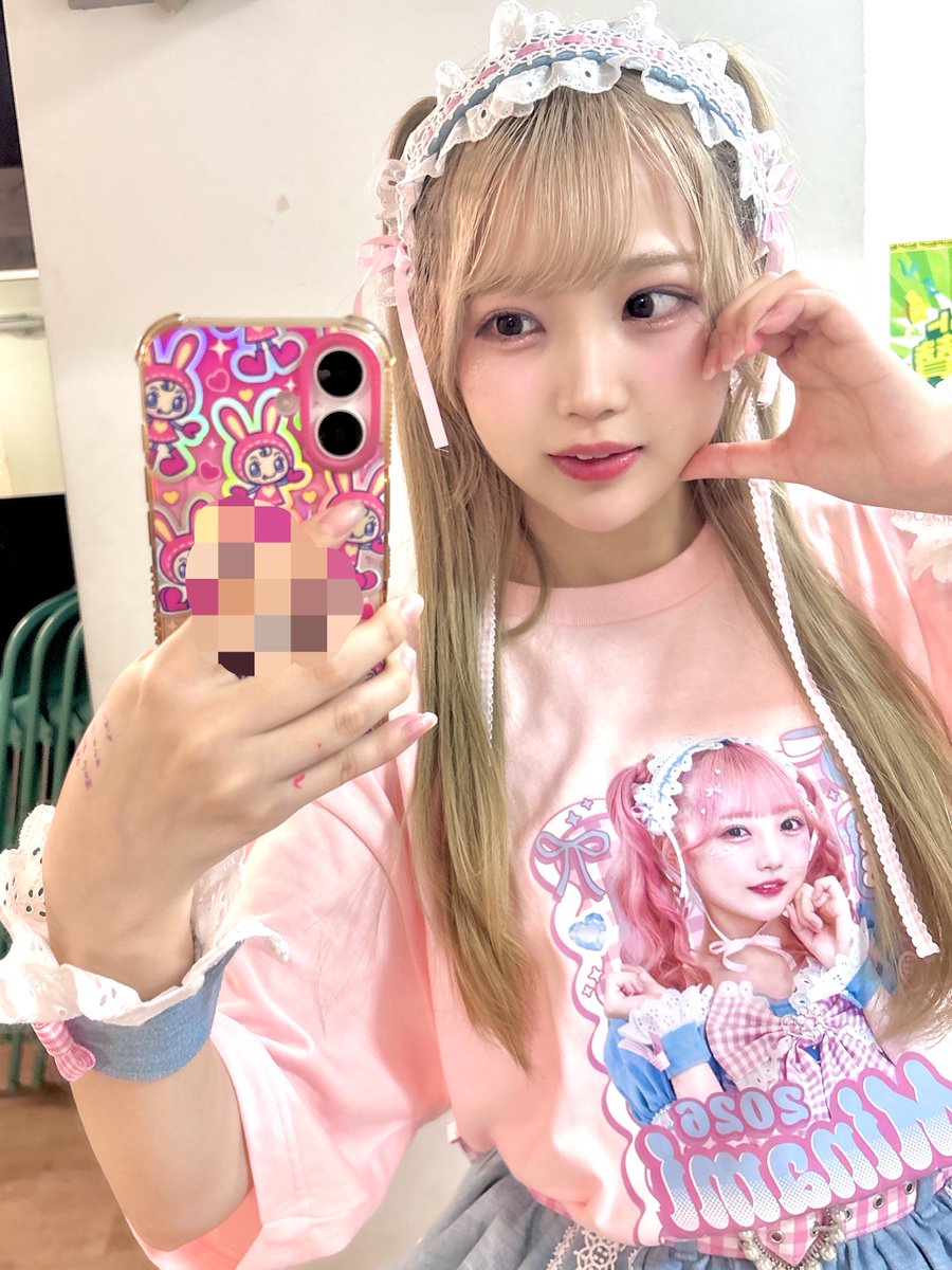 sato_minami16th's tweet photo. クラスTシャツで物議を醸してるっぽいけどさ
うちのクラスTはこれだったよ。もちろん俺が提案したんだけど。最初はたくさんのクラスメイトが反対したけど、俺が佐藤美波が法なのと可愛さ素晴らしさを昼夜問わず説明して説得した結果、全会一致で決定。クラスTやりたいなら、それ相応の努力をしろよ。 https://t.co/rUWfBkrcnp