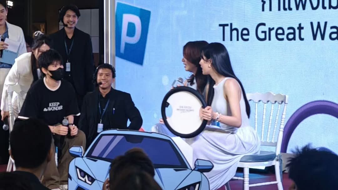 ChanggDi's tweet photo. OP: when i was up on stage, i was genuinely swooning so hard, Lingling was completely focused on guessing, listening, and thinking the entire time ~just like the one in charge of public relations in the family, meanwhile, Orm didn't care about the game's outcome at all; she just looked at me so gently, her gaze, reassuring me that I could choose to speak or not, was so beautiful... for that whole minute, it felt like it was just me and LingOrm ❤️
honestly anyone would swoon over LingOrm's love for each other and i'm no exception 😊

LO THE TOUCH BLUEPRINT #TheTouchBluePrintxLingOrm