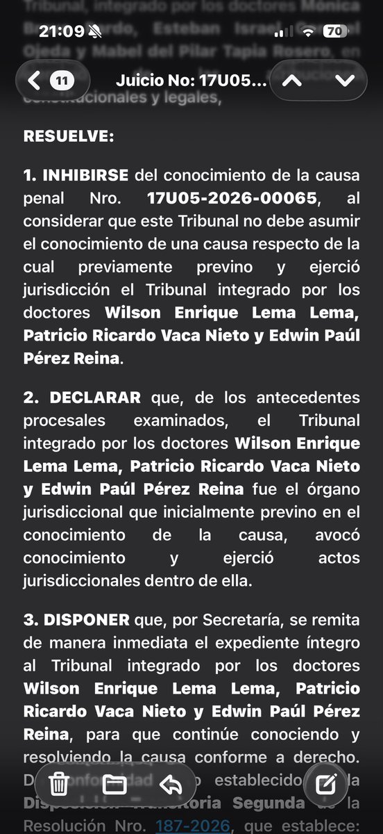 calilo84's tweet photo. Es un despelote todo esto.

Primero un nuevo tribunal de apelación avocó conocimiento en el #CasoGoleada, porque suspendieron a los Jueces @ByronUzcateguiA, Paulina Velasco y Choez. Jueces que se pararon valientes frente al poder.

Luego, otro tribunal avocó conocimiento y llamó a audiencia de apelación para hoy a las 08h00.

Pero ayer y en horas de la noche gracias al resorteo generado por la decisión del @CJudicaturaEc, un nuevo tribunal, un tercero, sin que el anterior se haya inhibido, ahora se inhibe del conocimiento y vuelve a mandar al segundo tribunal conformado.

Así no más la inseguridad jurídica en este país. 

Gracias señores vocales del Consejo de la Judicatura.