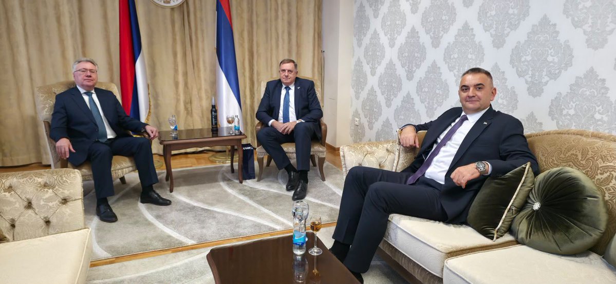MiloradDodik's tweet photo. У Источном Сарајеву сам, заједно са Савом Минићем, разговарао с амбасадором Руске Федерације у БиХ Игором Калабуховом.  Истакли смо висок ниво сарадње и разумијевања. Амбасадора смо замолили да jош једном пренесе честитке предсједнику Путину на успјешно спроведеним изборима и на још једној величанственој побједи Јединствене Русије. Русија данас посебно показује оно што смо и ми овдје научили - да народ не може бити поражен када зна ко је, када чува своју вјеру и када има лидера којем вјерује.

Задовољство нам представља чињеница да Русија има посебну радну групу за сарадњу с Републиком Српском у свим областима и на свим нивоима. То је јасан знак да Москва разумије и поштује равноправност народа овдје, за разлику од оних који су годинама радили и подстицали мајоризацију у корист Бошњака, гурајући Србе у подређен положај. Разговарали смо о састанку ове радне групе, који ће бити одржан на Јахорини.

Истакли смо нашу пуну подршку циљевима специјалне војне операције. То је још један историјски допринос руске снаге рушењу хегемоније центара моћи који су хтјели да униште Русију као брану породице, традиционалних вриједности и хришћанства. Преварили су се и то се јасно види. Русија побјеђује сву војну моћ Запада предату у украјинске руке, а широм Европе и свијета јачају снаге здравог разума, политике засноване на хришћанским вриједностима и одбрани породице, које одбијају социјалне, вјерске и политичке експерименте над својим народима.

Задовољан сам што ће разговори Руске Федерације и Републике Српске бити настављени на највишем нивоу у најскоријем могућем року. Пријатељство са Русијом није ствар дневне политике - то је стратешко опредјељење слободне и поносне Републике Српске.