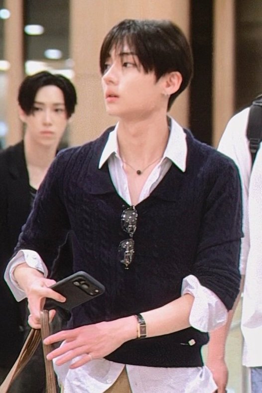 eclairswon's tweet photo. looking closer at the photo IS SANGWON HOLDING A BLACK IPHONE 18 PRO??? if it's true then when sangwon went to the apple store before was to buy a new phone... https://t.co/vDVYe4YkIW